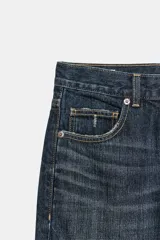 Jeans de tiro alto y estilo wide leg, con diseño de cinco bolsillos, lavado oscuro con efecto desgastado, pierna ancha larga y bajo sin costuras.