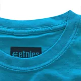 Remera de manga corta color azul con logo de la marca Etnies estampado en el pecho.