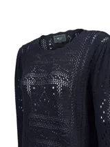 Sweater de tejido calado color azul marino, con cuello redondo y mangas largas con diseño abullonado en los hombros.