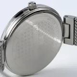 Reloj análogo Jacques Lemans modelo Milano para dama, con caja redonda de acero plateado y esfera color champagne/beige. Posee marcadores de hora en relieve y agujas plateadas. La correa es de malla milanesa de acero plateado.