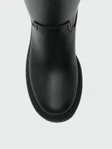 Botas de lluvia altas Moncler modelo Kickstream, de color negro con suela chunky dentada y cierre ajustable con cordón en la parte superior. Presenta el logo de la marca en relieve en el lateral de la caña.