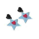 Par de aros colgantes con forma de estrella rosa con glitter y corazón rojo en el centro. Cuentan con un dije superior en forma de corazón celeste.