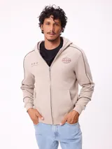 Canguro con cierre frontal y capucha, color beige, con detalles de líneas oscuras en las mangas y estampados gráficos en el pecho.