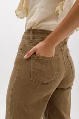 Pantalón wide leg color crudo, con textura de pequeños tajitos.