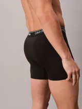 Pack de tres bóxers negros de corte clásico con cintura elástica con el logo de Calvin Klein en blanco.