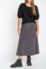 Remera de algodón color rosado con mangas cortas abullonadas de broderie con diseño floral calado. Presenta cuello redondo y costura vertical central en el frente.