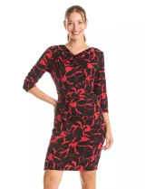 Vestido corto de seda fría con estampado floral en tonos rojo y negro. Presenta cuello volcado, mangas tres cuartos y un detalle de drapeado lateral en la cintura.