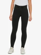Pantalón jean skinny de tiro alto en color negro, con bolsillos delanteros y traseros, confeccionado en denim elástico.