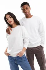 Buzo deportivo de corte clásico y escote redondo, confeccionado en tejido de algodón y poliéster. Presenta puños y ruedo acanalados, con un diseño minimalista y versátil.