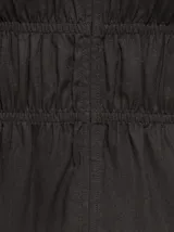 Musculosa de color negro, sin mangas, con escote en V pronunciado y sección fruncida elástica en la cintura. Marca JDY.