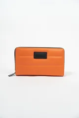 Billetera rectangular de diseño acolchado en color naranja, con cierre perimetral negro y parche frontal con el logo de la marca Indian.