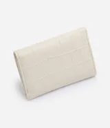 Billetera mediana tipo sobre de material sintético con textura efecto crocco. Cuenta con cierre mediante botón a presión y placa metálica con logo de la marca en el frente.