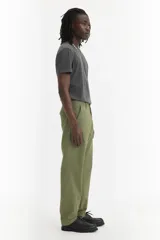 Pantalón chino color verde oliva, de corte recto y tiro medio.