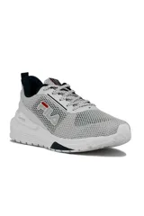 Championes deportivos Fila Action Research, color blanco con detalles en azul marino y rojo, confeccionados con malla transpirable y suela amortiguada.