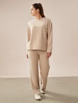 Buzo de manga larga a rayas horizontales color beige y blanco.