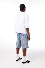 Bermuda de jean con estampa de camuflaje, tiro bajo y bolsillos traseros y laterales.