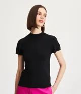 Blusa de punto color celeste, con cuello alto, manga corta y malla texturizada.