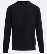 Suéter negro de tejido de punto maquinetado con cuello redondo y manga larga.