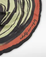 Pañuelo de twill de poliéster reciclado Adolfo Dominguez, con estampado de motivos de cebolla en tonos teja, verde, rosado y negro con bordes oscuros.