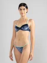 Bombacha de bikini azul de terciopelo con textura a rayas finas y corte en V.