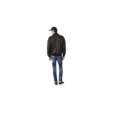 Jeans slim fit de denim azul oscuro con lavado desgastado, efecto desteñido y sutiles roturas frontales.