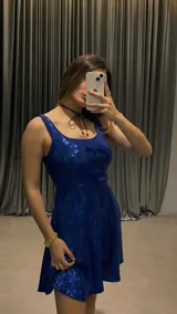Vestido corto azul con lentejuelas, escote redondo y corte evasé.