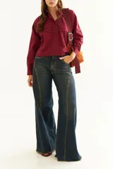 Pantalón de jean azul oscuro, de corte recto y tiro medio, con recortes 360 y ajuste en la cintura con presillas.