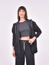 Hoodie con cierre frontal, color negro, con cordones blancos en la capucha.