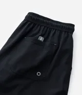 Bermuda boardshort de microfibra color azul marino, con cintura elástica, cordón ajustable y bolsillos.