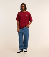 Pantalon de jean gris con lavado deslavado, de corte baggy y silueta holgada. Cuenta con bolsillos al frente y atras, y cierre de boton y cremallera.