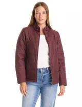 Campera 3 en 1 de color beige, con sistema de capas desmontables. La capa exterior es de tejido técnico resistente al viento y lluvia ligera, con capucha fija, cierre frontal con solapa, bolsillos de parche y ajuste elástico interno en la cintura. Incluye una campera interior capitoneada ultraliviana que puede usarse de forma independiente.