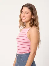 Top de tirantes estilo halter color rosado con rayas horizontales rojas, confeccionado en tejido de punto acanalado de algodón y elastano.