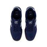 Championes urbanos New Balance modelo 600, color azul marino con detalles en celeste y suela de goma color caramelo. Confeccionados en una combinación de gamuza y malla, presentan el logo 'N' característico en los laterales.