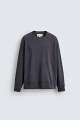 Sudadera de corte regular fit confeccionada en algodón con efecto lavado. Presenta cuello redondo, manga larga y terminaciones en rib.