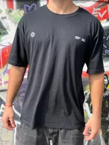 Remera negra oversize con cuello redondo y estampado pequeño en el pecho.