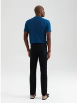 Pantalón recto negro con cierre de botón y cremallera, y bolsillos laterales.