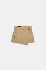 Falda pantalón cruzada de tiro medio en color tostado, con diseño estilo cargo que incluye bolsillos de parche con solapa y detalle de argolla metálica. Cuenta con trabillas y un cinturón integrado con hebilla metálica.