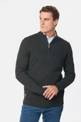 Buzo tejido de punto con textura, cuello alto y cierre frontal parcial. Presenta puños y ruedo acanalados, con un diseño clásico y versátil.