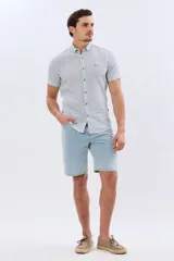 Bermuda de jean clásica color azul claro, confeccionada en denim de algodón con calce tradicional y diseño versátil.