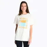 Remera de manga corta color crema con cuello redondo. Presenta un estampado gráfico central con la inscripción 'MERRELL OUTDOOR' y motivos abstractos en tonos naranja y celeste.