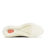 Mocasín de cuero negro con suela de goma blanca y detalle de costuras reforzadas en la parte superior.