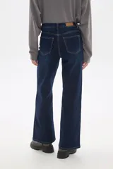 Pantalón de jean azul oscuro, de corte ancho y tiro alto.