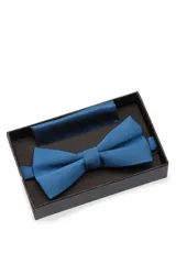 Moña azul con textura y pañuelo de bolsillo a juego, presentados en caja negra.