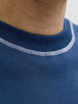 Buzo azul marino de manga larga con cuello redondo, confeccionado en tejido de punto rizo de algodón con costuras decorativas en color blanco y detalle de logo estampado en el pecho.