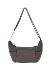 Bolso bandolera color gris oscuro, con diseño curvilíneo, correa ajustable y múltiples compartimentos con cierre. Presenta la inscripción "everyday wear" en la parte frontal.