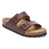 Sandalias Birkenstock modelo Arizona de cuero marrón con dos correas ajustables con hebillas metálicas, plantilla anatómica de corcho y suela de goma antideslizante.
