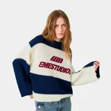Sweater de tejido de punto grueso con diseño de rayas horizontales anchas en azul marino y blanco. Presenta un corte oversize, cuello redondo y el logo de la marca bordado en el centro en color bordó.