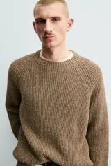 Sweater de punto perlado botonato en color marrón, corte regular fit, con cuello redondo y manga larga.
