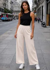 Pantalón de tejido de punto en color beige, con corte recto y holgado, y cintura elástica.