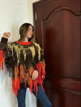 Sweater marrón de lana merino con cuello redondo y flecos XL de colores amarillo, naranja y borgoña.